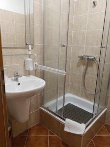 La salle de bains est pourvue d'une douche et d'un lavabo. dans l'établissement Městské kulturní centrum ve Fulneku, à Nový Jičín