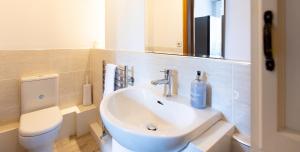 Et badeværelse på Heads Nook Hall Cottage + 17 billeder