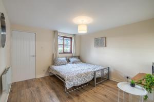 1 dormitorio con 1 cama y 1 mesa en Modern studio flat in Wellington, Telford, en Wellington