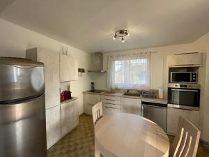 Kuchyň nebo kuchyňský kout v ubytování Maison familiale landaise à 350m de la plage avec garage, 4 chambres et jardin - FR-1-413-185