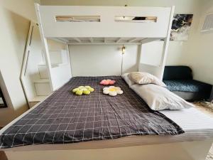 uma cama com três donuts num quarto em The Elevated Abode - ComfyCosy Studio at The Loop em Cagayan de Oro