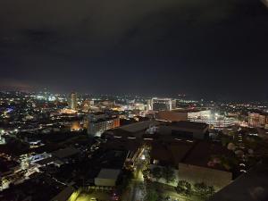 Uma vista geral de Cagayan de Oro ou a vista da cidade a partir do apartamento