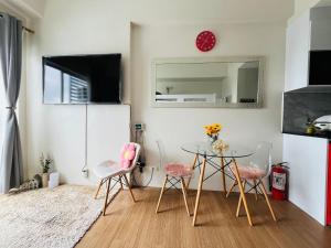 A cozinha ou kitchenette de The Elevated Abode - ComfyCosy Studio at The Loop