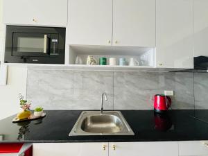 A cozinha ou kitchenette de The Elevated Abode - ComfyCosy Studio at The Loop