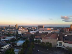Uma vista geral de Cagayan de Oro ou a vista da cidade a partir do apartamento