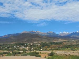 a view of a city with mountains in the background at Casa de familia in Cachí