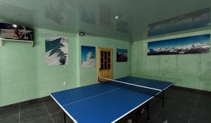 una habitación con una mesa de ping pong. en Готель Міленіум en Dragobrat