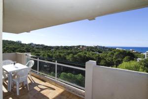 balcón con mesa, sillas y vistas al océano en VANCOUVER'S HomeStay by Turismar, en Salou