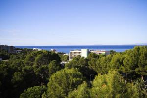 a view of a city with trees and the ocean at VANCOUVER'S HomeStay by Turismar in Salou