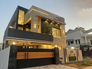 una grande casa con un garage di fronte di Firefly Retreat-your home away from home a Rawalpindi