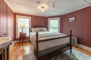 a bedroom with a bed and a sink at Cranmore Mountain Lodge Bed & Breakfast in North Conway
