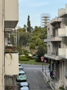 une rue avec des voitures garées dans un parking dans l'établissement Athens Gate Acropolis Two bedroom apartment, à Athènes