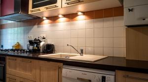Kuchyňa alebo kuchynka v ubytovaní L'Intemporel - Appartement T3 avec jardinet + 13 fotografií