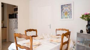 Kuchyňa alebo kuchynka v ubytovaní L'Intemporel - Appartement T3 avec jardinet