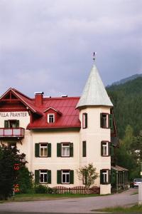 un gran edificio blanco con techo rojo en Villa Pranter, en Sillian