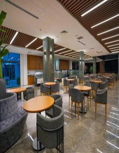 un ristorante con tavoli e sedie in un edificio di Ekor Elegance Hotel a Famagusta
