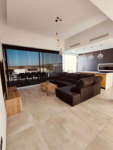 - un salon avec un canapé noir et une table dans l'établissement Luxury Bella House Quesada, à Rojales