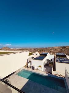 - une vue sur une maison avec une piscine dans l'établissement Luxury Bella House Quesada, à Rojales