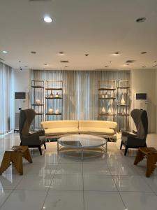 Χώρος καθιστικού στο Condotel in Abreeza Ayala Mall