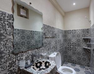 Tamatert Guest House في إمليل: حمام مع مرحاض ومغسلة