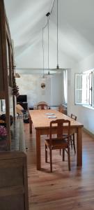 - un salon avec une table et des chaises en bois dans l'établissement Les Vitraux de Saint Rémi, à Dieppe