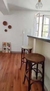 une chambre avec une table et deux tabourets dans l'établissement Les Vitraux de Saint Rémi, à Dieppe