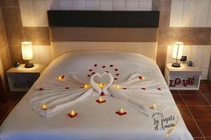 ein Schlafzimmer mit einem Bett mit Kerzen darauf in der Unterkunft La pépite d'amour in Sainte-Anastasie-sur-Issole