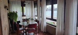 einen Tisch und Stühle in einem Zimmer mit Fenster in der Unterkunft A Reitoral in Vigo