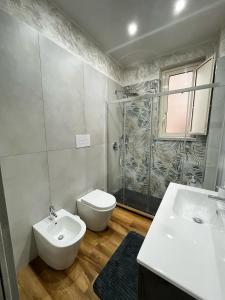 ein Bad mit einem WC und einem Waschbecken in der Unterkunft CASA SOLELUNA in Palermo