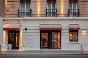 un magasin à l'avant d'un bâtiment avec fenêtres dans l'établissement Kraft Hotel, à Paris