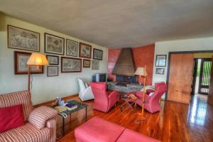 ein Wohnzimmer mit rosa Möbeln und einem Kamin in der Unterkunft Hastinapura, acceso directo al mar in Es Castell