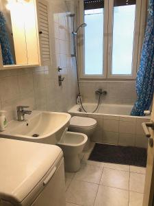 米蘭的住宿－Casa Cavaleri Sweet apartment MM Bande Nere，浴室配有盥洗盆、卫生间和浴缸。