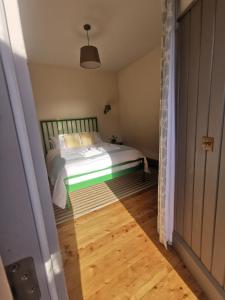 1 dormitorio con 1 cama con manta verde y blanca en Jameswood Villa, en Sandbank