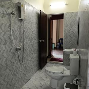 La salle de bains est pourvue d'une douche, de toilettes et d'un lavabo. dans l'établissement Khao Sok Family Room House, à Khao Sok