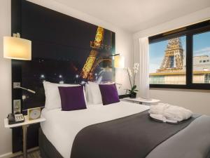 Una cama o camas en una habitación de Mercure Paris Centre Tour Eiffel 37 fotos más