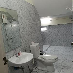 La salle de bains est pourvue de toilettes et d'un lavabo. dans l'établissement Khao Sok Family Room House, à Khao Sok