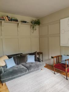 sala de estar con sofá gris y silla en Jameswood Villa, en Sandbank
