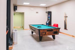a room with a pool table in a room at Ostello 0571 in Castelfiorentino