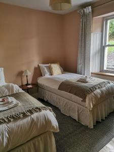 1 dormitorio con 2 camas y ventana en Jameswood Villa, en Sandbank