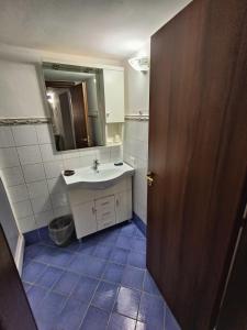 een badkamer met een wastafel en een spiegel bij MEITHRAS Holiday Homes in Agrigento