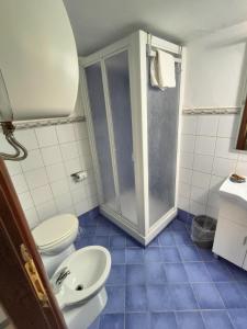 een badkamer met een toilet en een wastafel bij MEITHRAS Holiday Homes in Agrigento