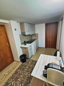 een kleine keuken met een tafel in een kamer bij MEITHRAS Holiday Homes in Agrigento