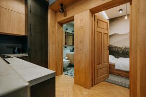 una cocina con una puerta que conduce a un dormitorio en Krupówki 25A Górski Loft by Homeprime, en Zakopane