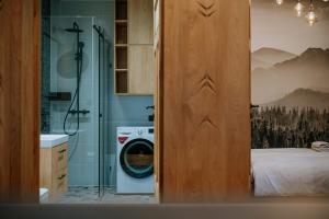 baño con lavadora en una habitación en Krupówki 25A Górski Loft by Homeprime, en Zakopane 9 fotos más