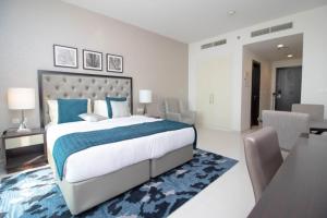 sypialnia z dużym łóżkiem i jadalnią w obiekcie Luxury living near Dubai Expo - Dubai South - Ezytrac Vacation Homes w Dubaju