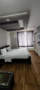 A bed or beds in a room at OYO Flagship Hotel Sai Aliyar