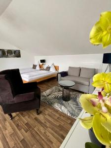 sala de estar con sofá y mesa en Apartment Living en Schwabach