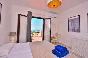 Łóżko lub łóżka w pokoju w obiekcie Villa Little Castle Sea&Mountain - villa vistas al mar y piscina privada en Capistrano Village urbanización, Nerja