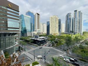 Зображення з фотогалереї помешкання 2BR condo in BGC with WiFi/Netflix/Disney+ у Манілі