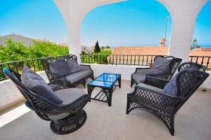 Część wypoczynkowa w obiekcie Villa Little Castle Sea&Mountain - villa vistas al mar y piscina privada en Capistrano Village urbanización, Nerja